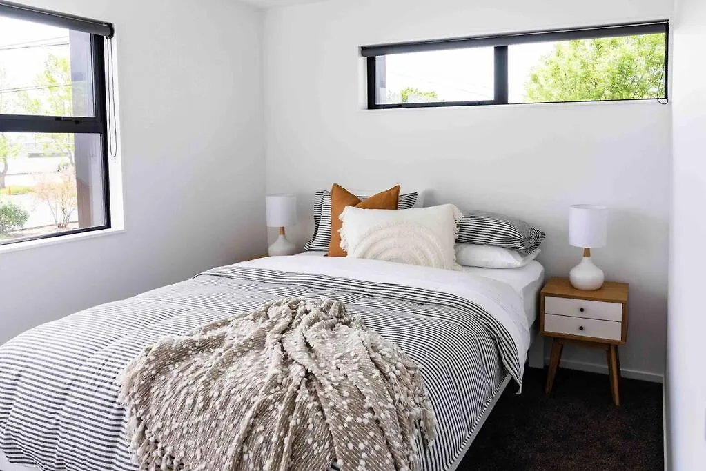 New State Of The Art Sunny Warm Free Park Apartment Christchurch