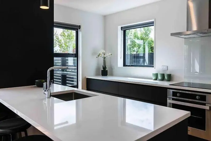 New State Of The Art Sunny Warm Free Park Apartment Christchurch